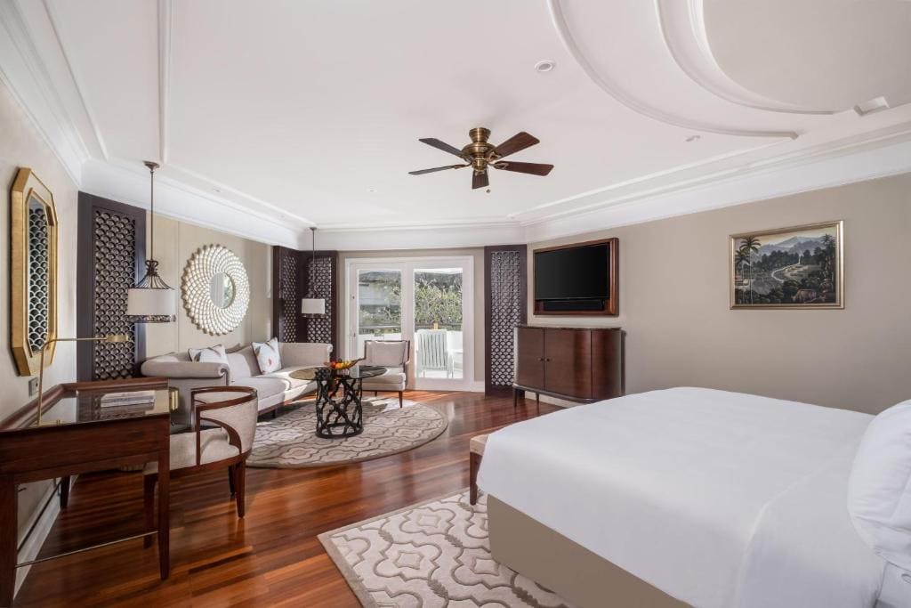 Premium King Room with Balcony, Garden View and Club Lounge Access room - Image 2