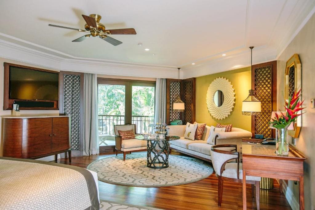 Premium King Room with Balcony, Garden View and Club Lounge Access room - Image 3