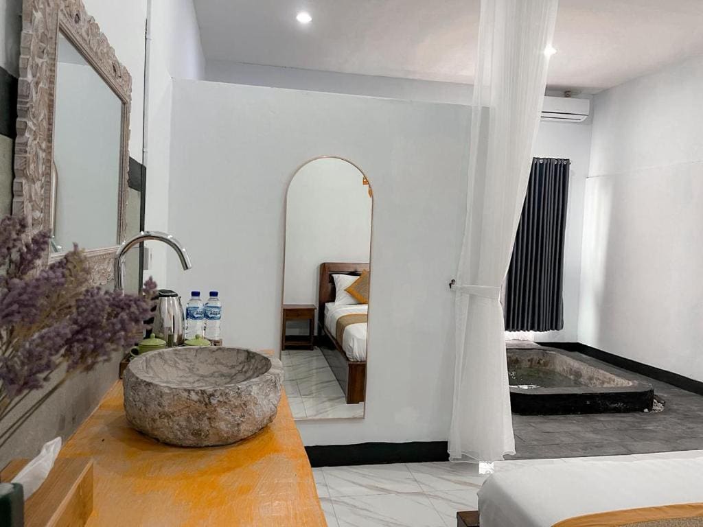 Deluxe Queen Suite room - Image 3