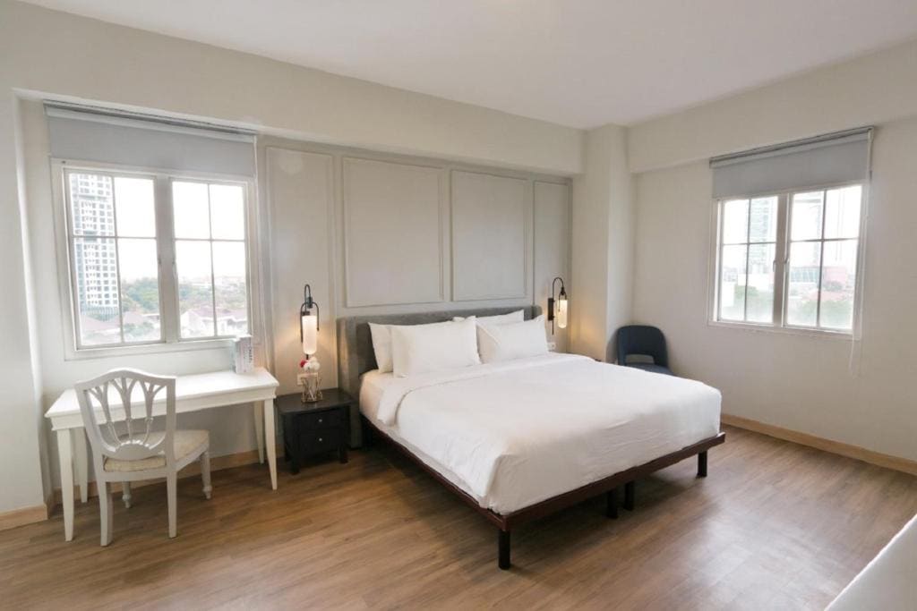 Three-Bedroom Apartment room - Image 1