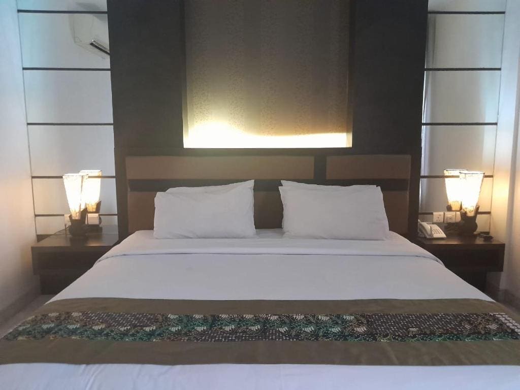 Deluxe Double Room (2 Adults + 1 Child) room - Image 1