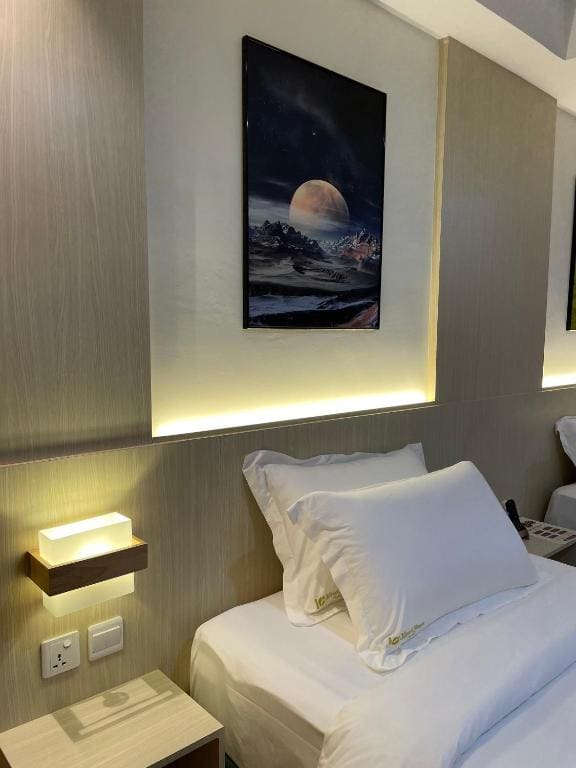 Superior Twin Room room - Image 3