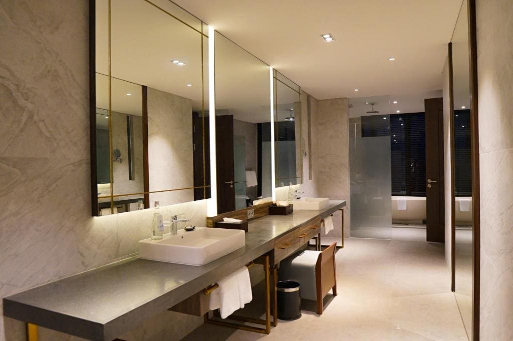 Deluxe Double Room with Two Double Beds room - Image 3