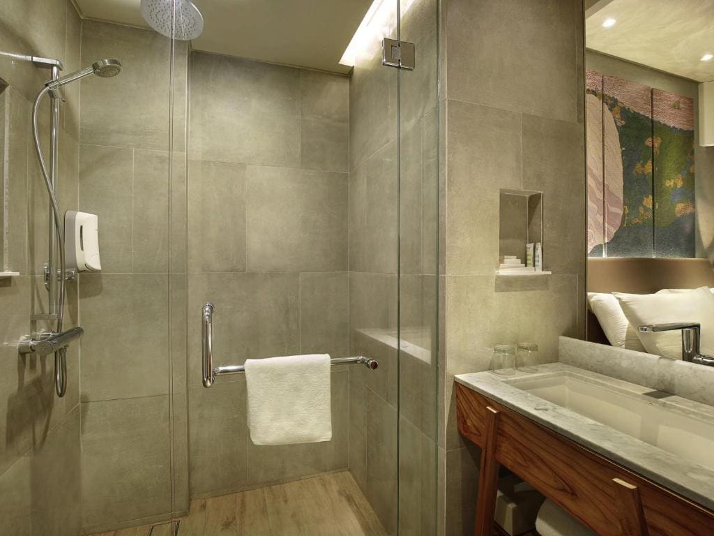 Premier Superior Twin Room room - Image 3