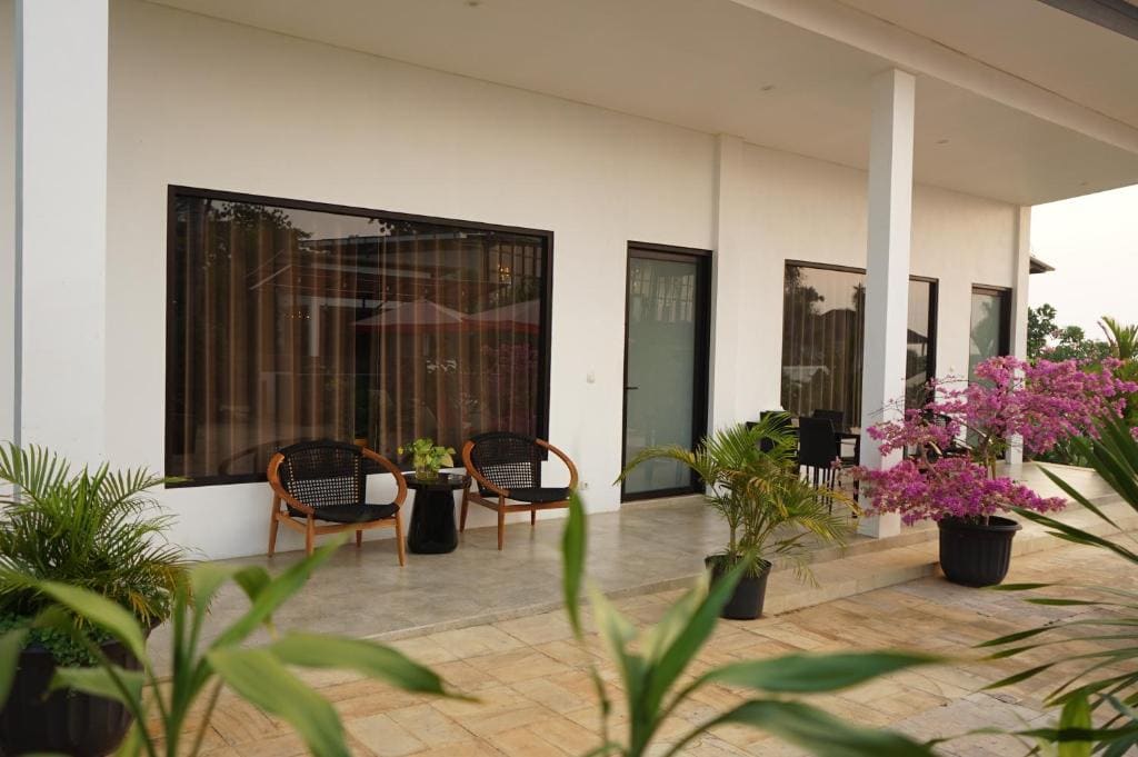 Double Room with Pool View room - Image 2