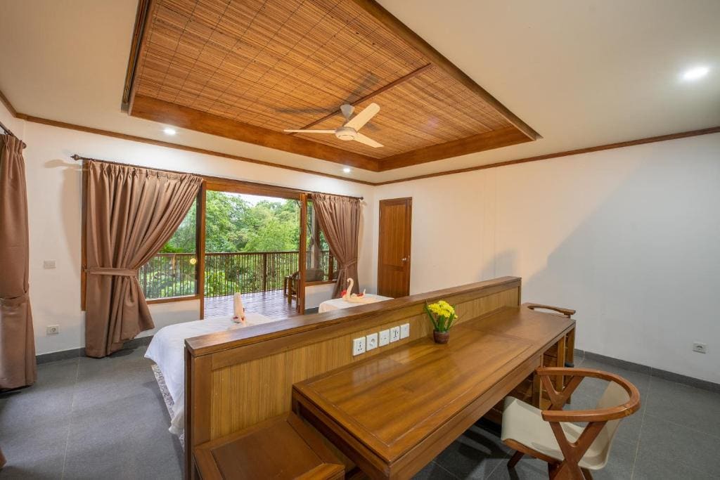 Deluxe Double Room with Side Sea View room - Image 2