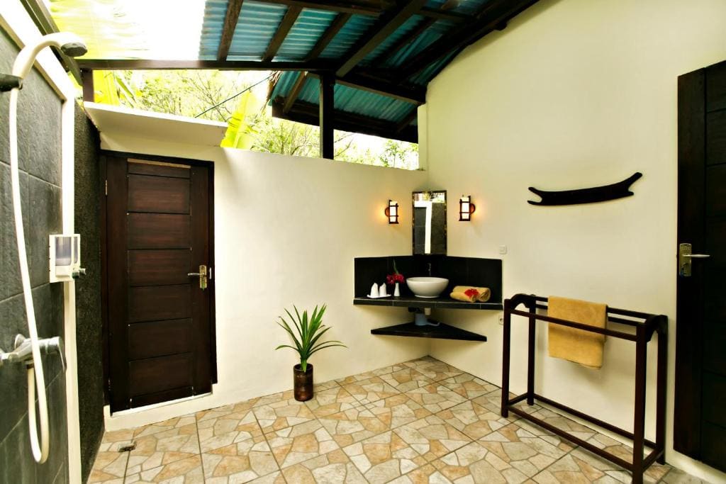 Ocean Front Cottage room - Image 3