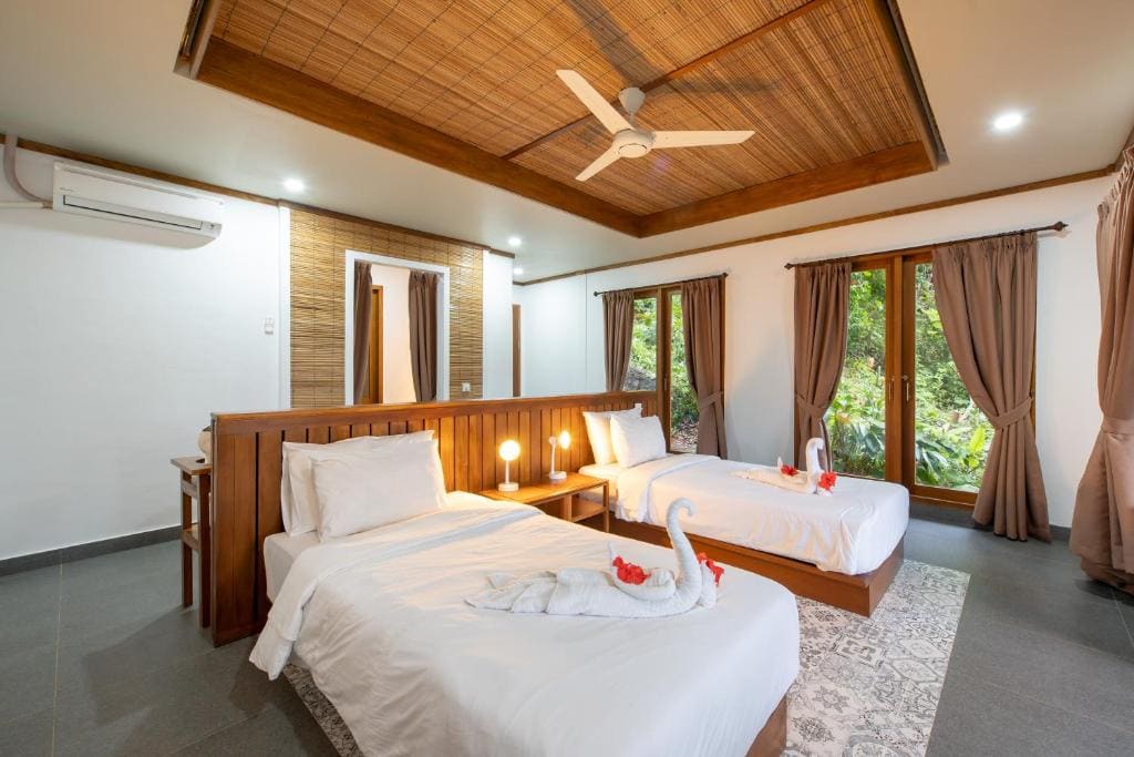 Deluxe Double Room with Side Sea View room - Image 1