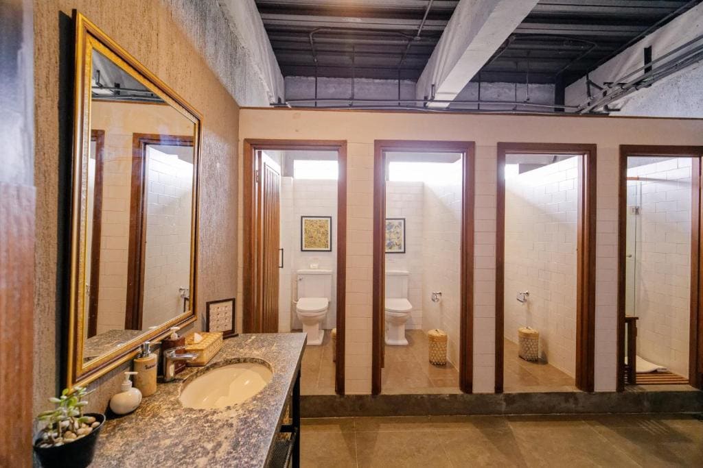 Little France (Mezzanine Room with Sharing Bathroom) room - Image 2