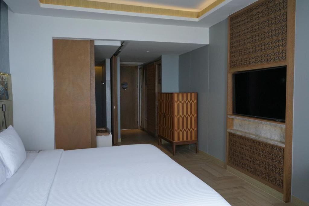 Deluxe King Room with Balcony and Ocean View room - Image 2