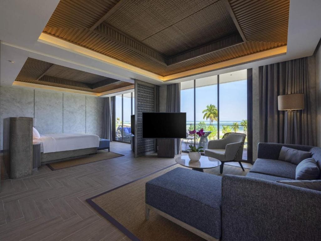 Deluxe King Suite with Balcony room - Image 1
