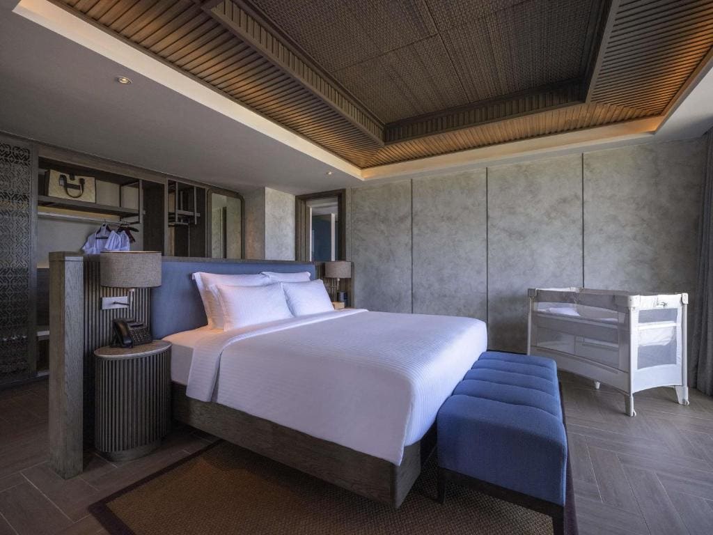 Deluxe King Suite with Balcony room - Image 3