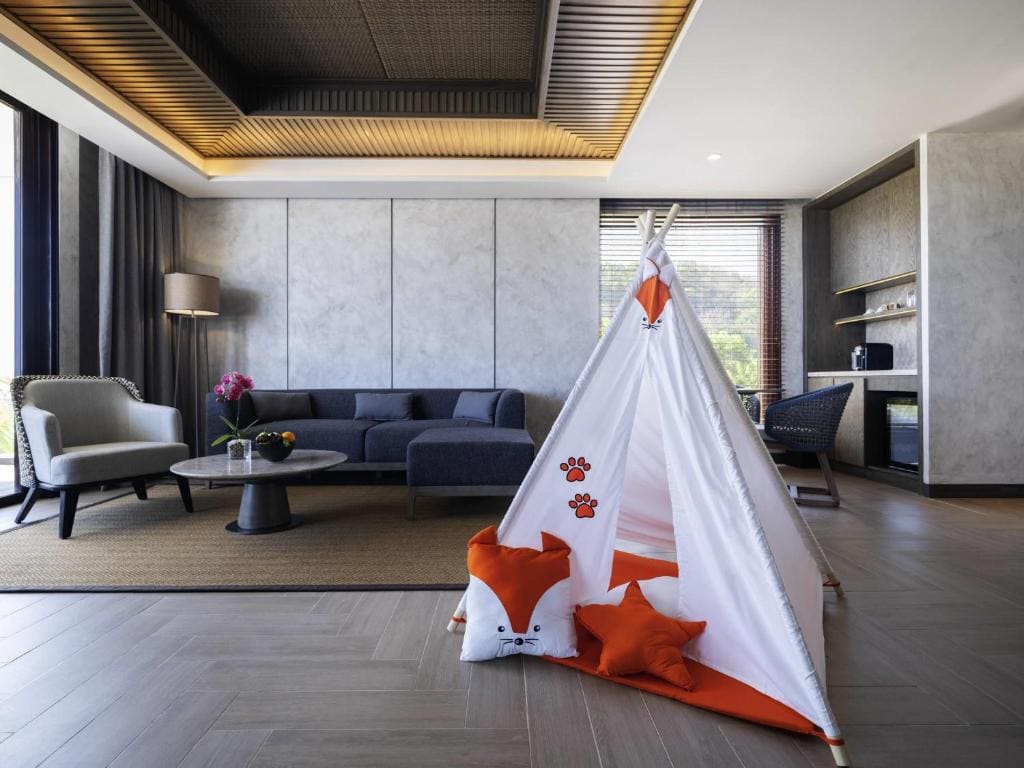 Deluxe King Suite with Balcony room - Image 2