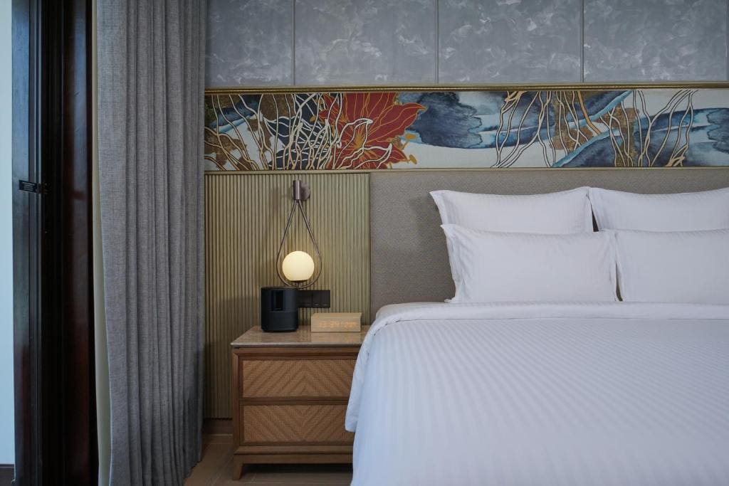 Deluxe King Room with Balcony room - Image 3