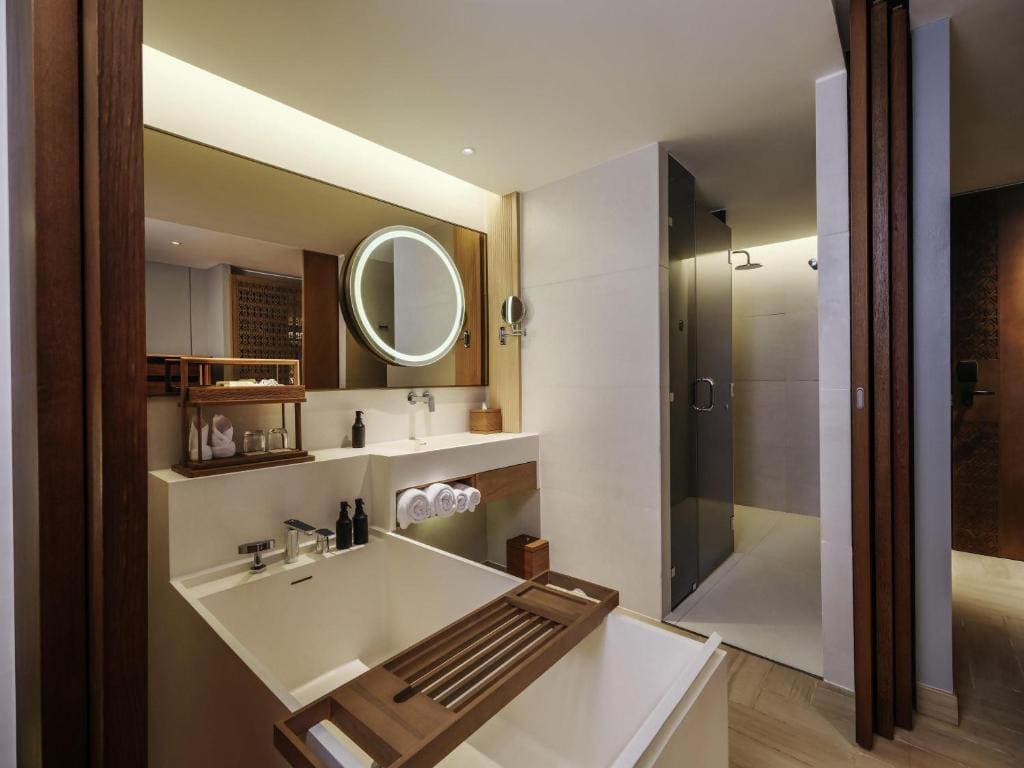 Deluxe Twin Room with Balcony and Ocean View room - Image 2