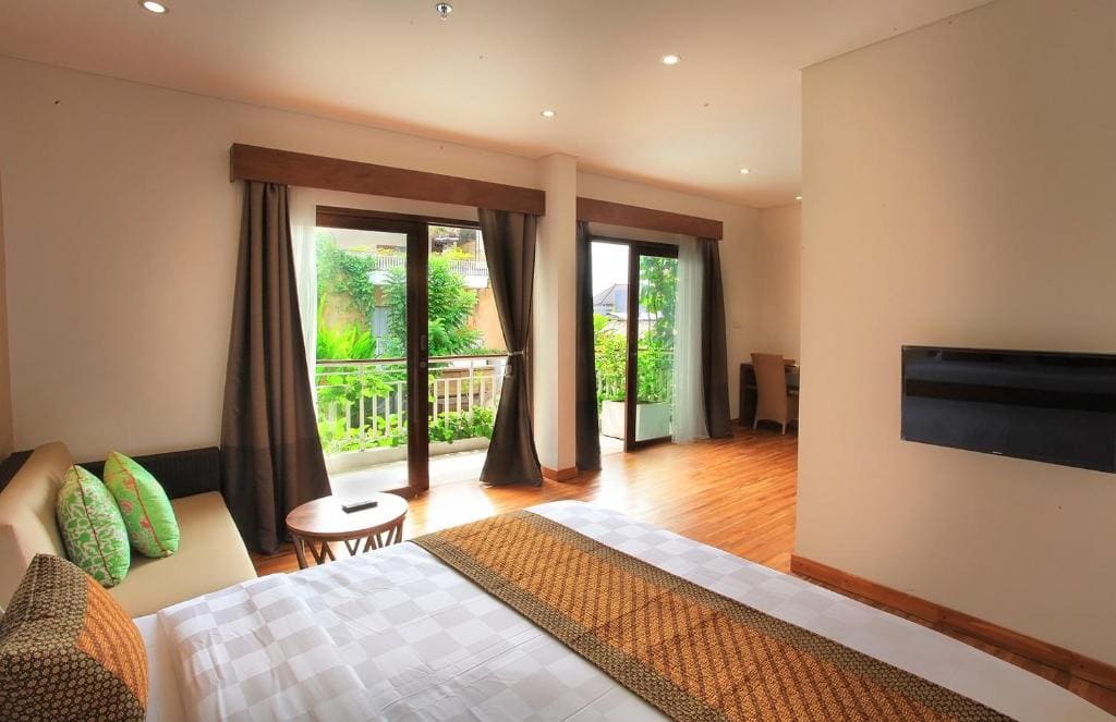 Suite with Pool View room - Image 1