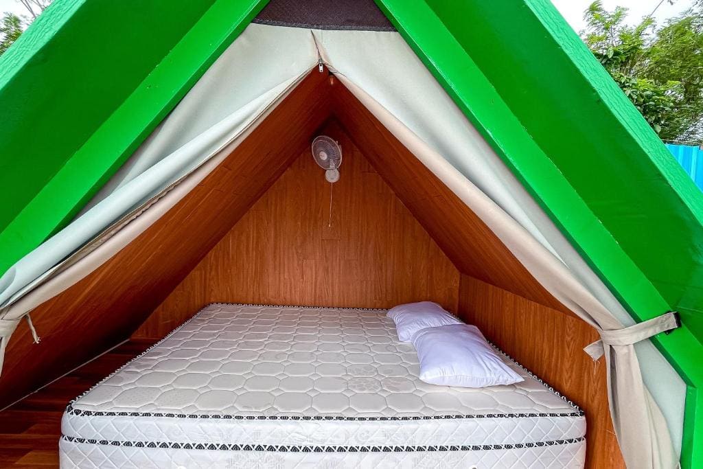 Standard Double Room with Shared Bathroom room - Image 2