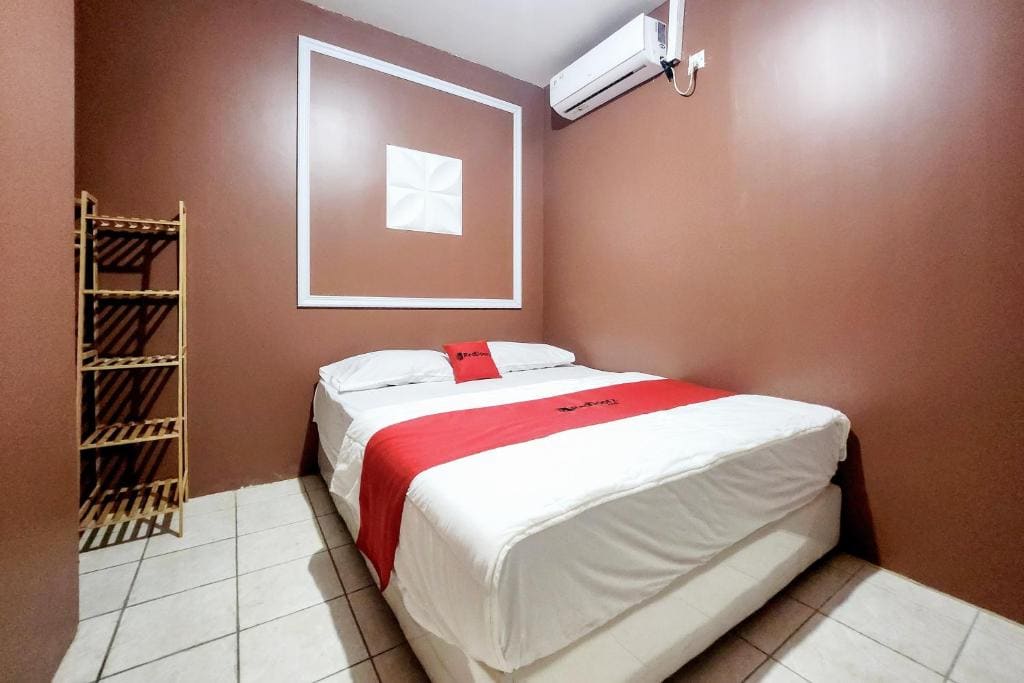 Three-Bedroom Apartment room - Image 1