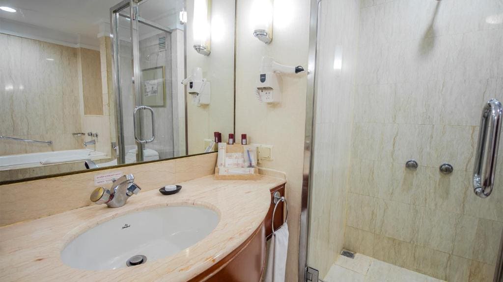 Plaza Club Suite room - Image 2