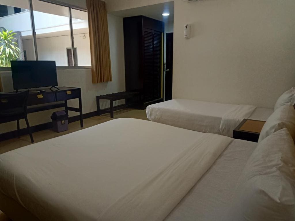 Superior Triple Room room - Image 2