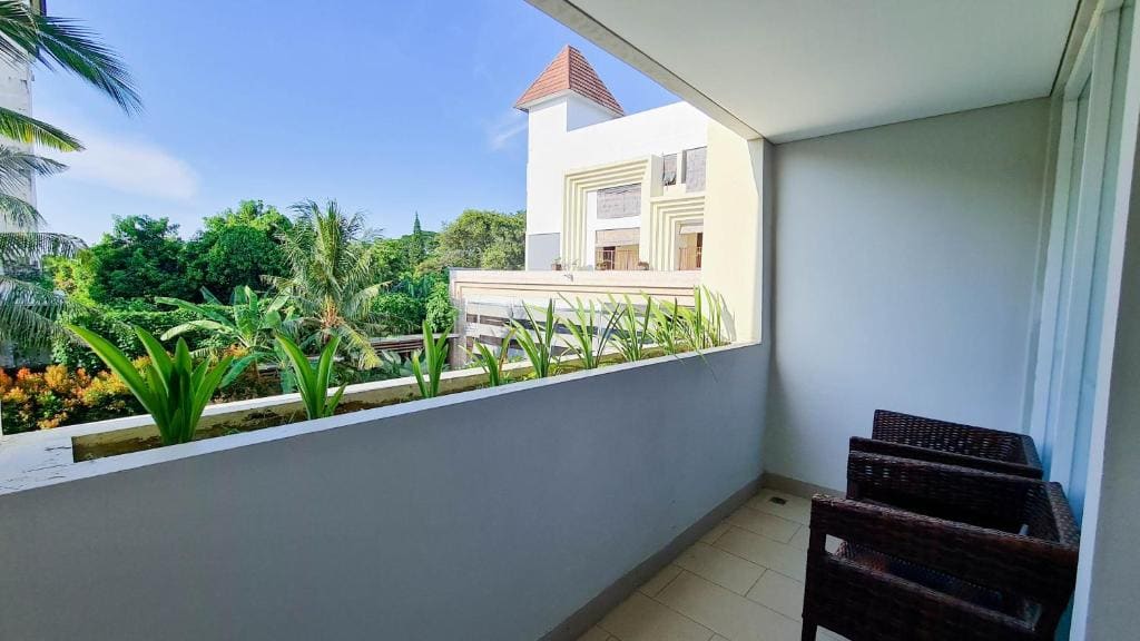 Grand Deluxe Twin Room with Pool View room - Image 2