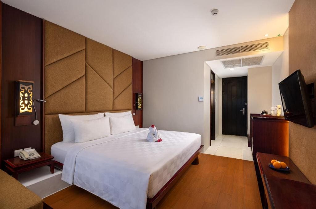Deluxe King Room with Spa Bath room - Image 1