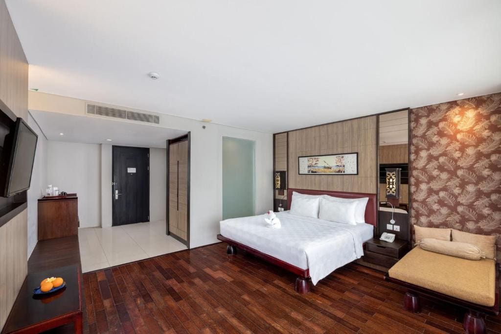 Grand Deluxe King Room with Spa Bath room - Image 1