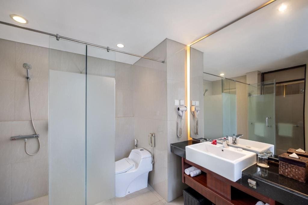Deluxe King Room with Spa Bath room - Image 3