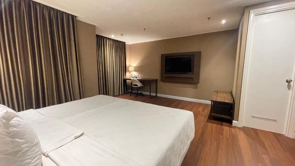 Deluxe Family Room room - Image 2