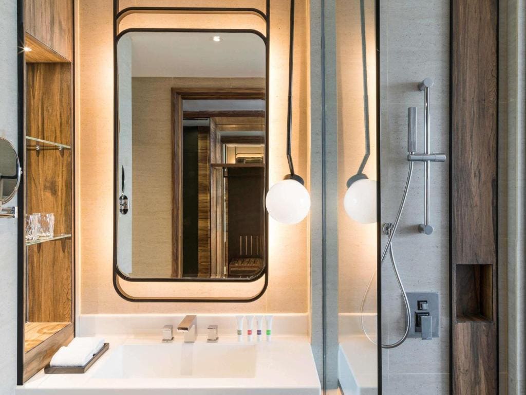 Swiss Advantage King Room room - Image 3