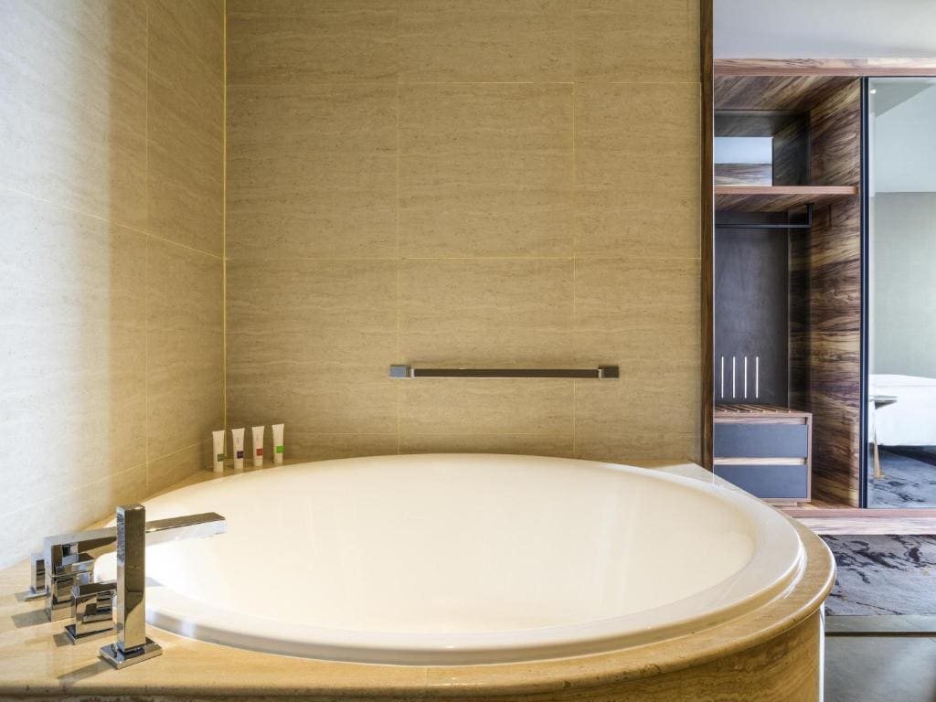 Swiss Grand King Suite room - Image 3