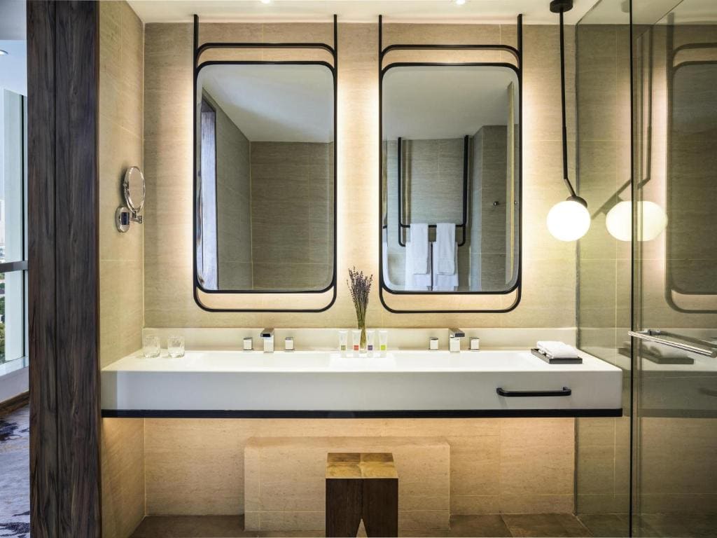 Swiss Grand King Suite room - Image 2