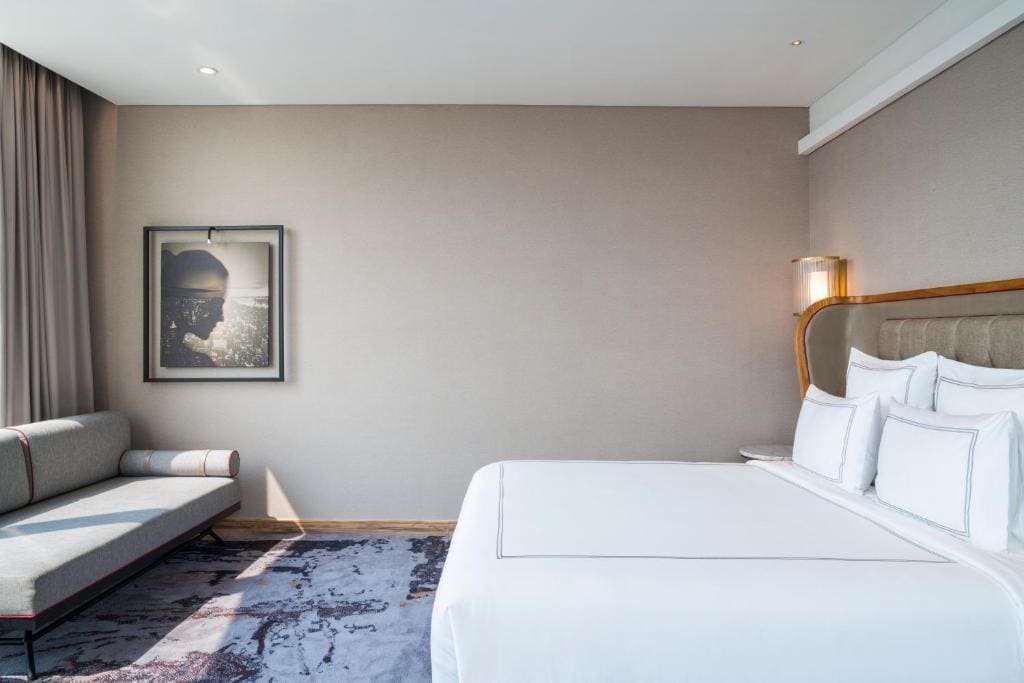 Swiss Grand King Suite room - Image 1