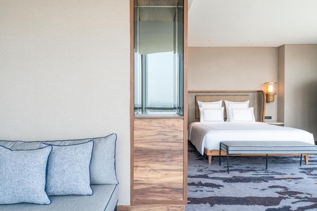 Swiss Signature King Room with Bay View room - Image 2