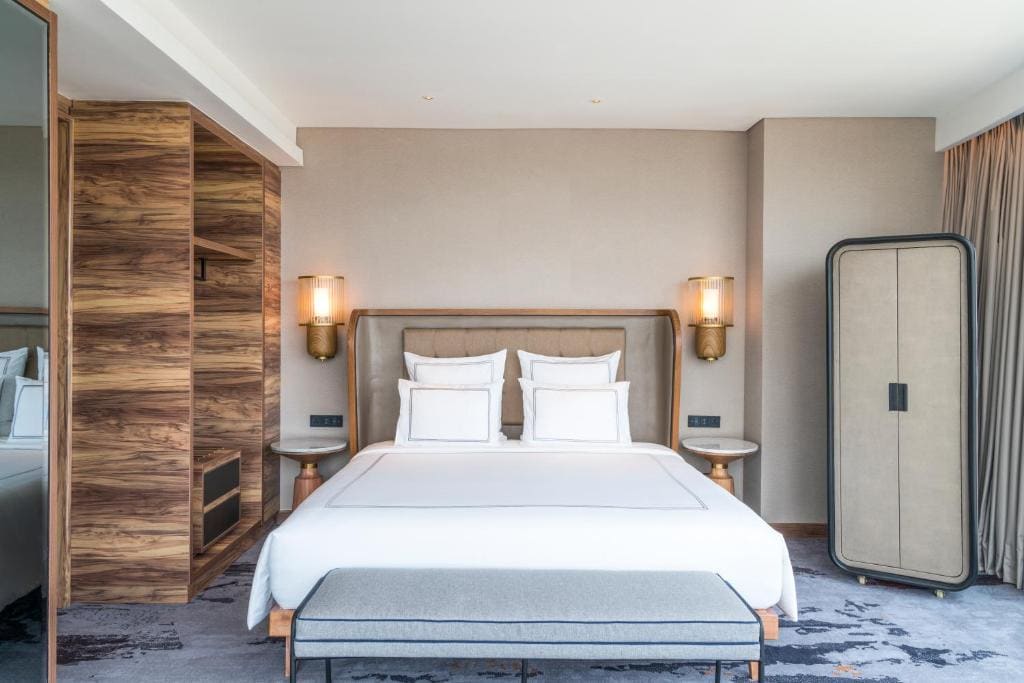 Swiss Signature King Room with Bay View room - Image 3