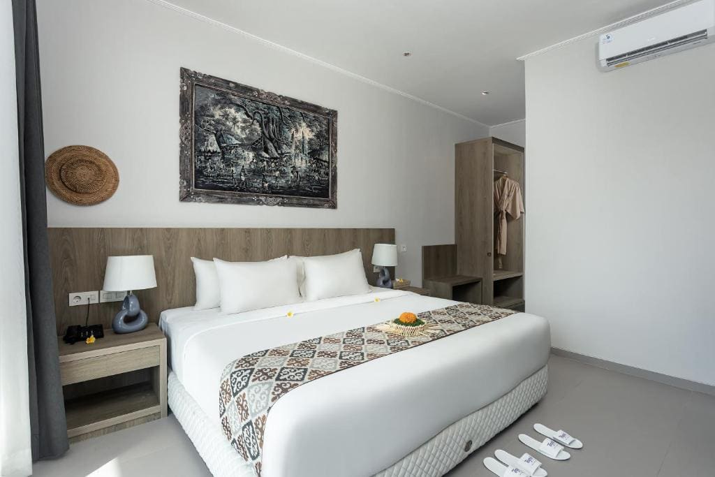 Suite with Pool View and Free Afternoon Tea room - Image 1
