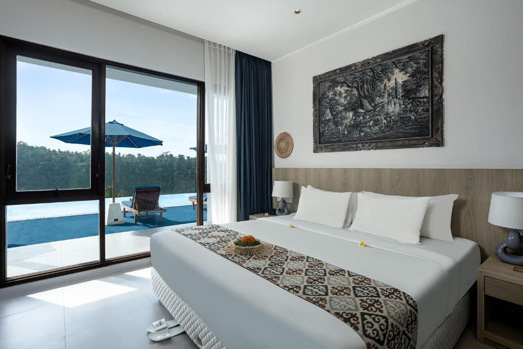 Suite with Pool View and Free Afternoon Tea room - Image 3