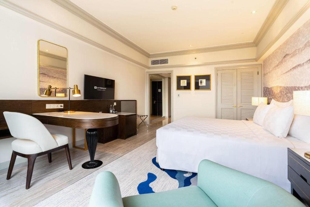 Grand Deluxe King Room - Non-Smoking room - Image 3