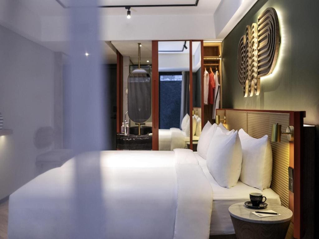 Comfort King Room with Balcony with Unlimited Self-Service Laundry room - Image 1