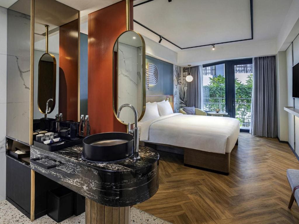 Comfort King Room with Balcony with Unlimited Self-Service Laundry room - Image 3