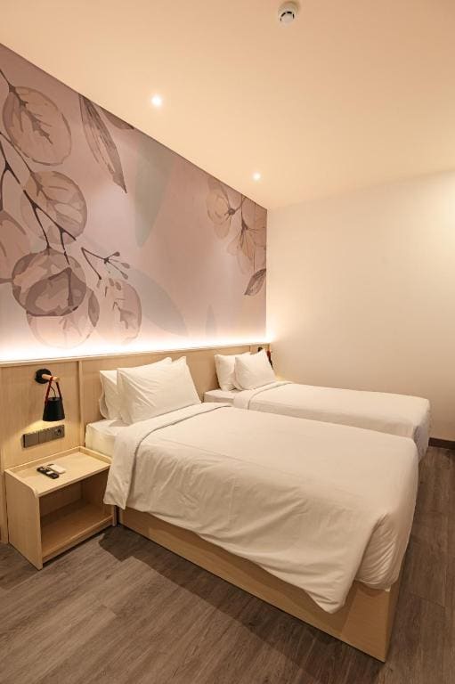 Superior Twin Room room - Image 2