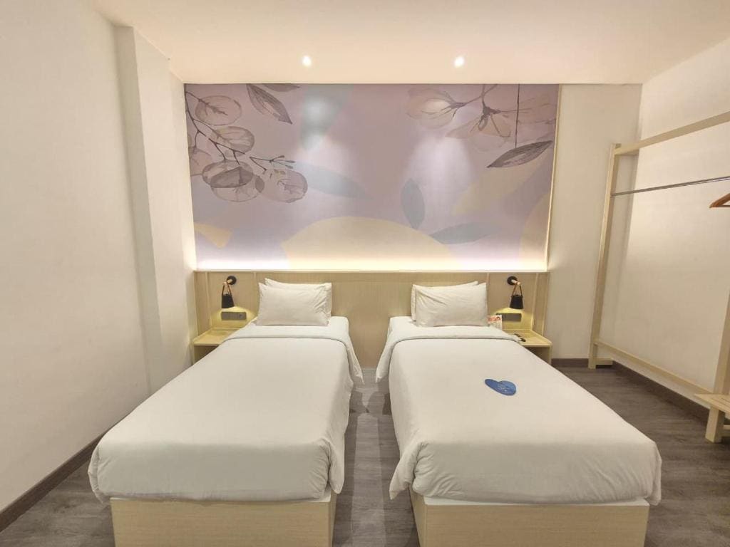Deluxe Twin Room room - Image 3