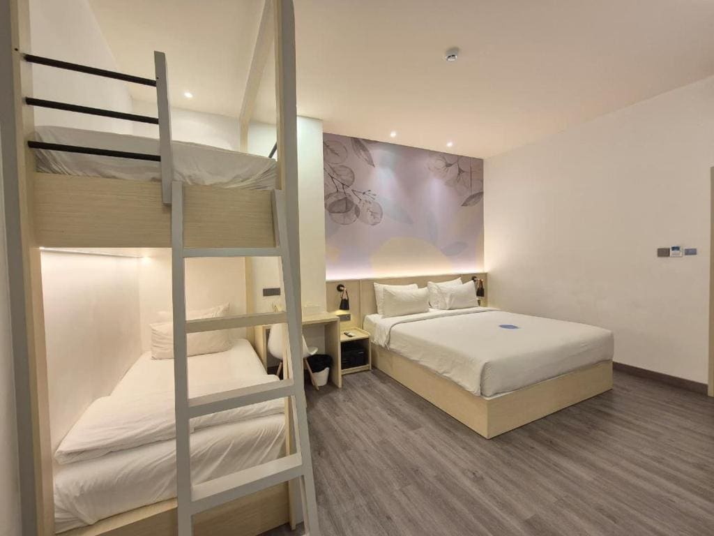 Family Junior Suite room - Image 3