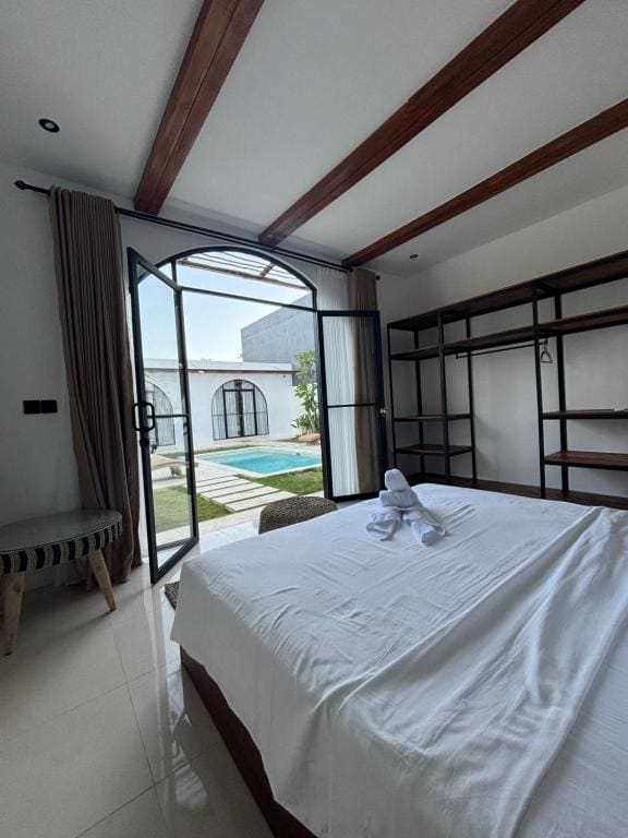 Double Room with Pool View room - Image 3