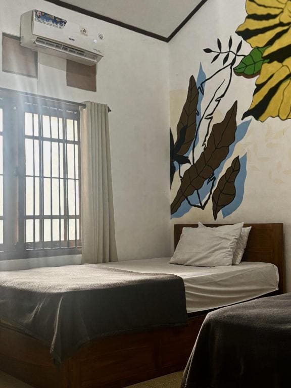 Standard Twin Room with Shared Bathroom room - Image 1