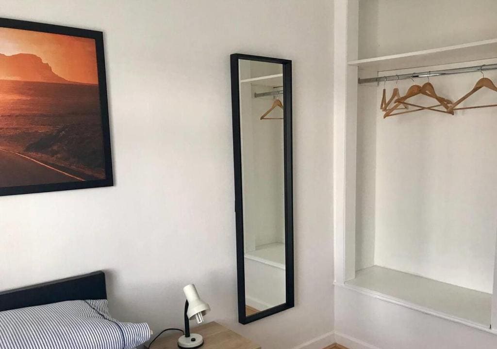 Single Room with Shared Bathroom room - Image 1