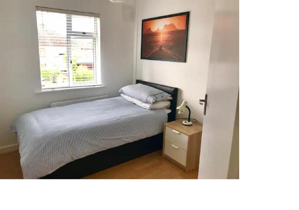 Single Room with Shared Bathroom room - Image 2