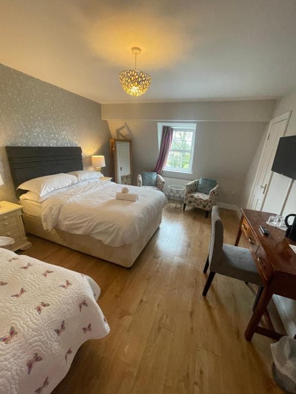 Deluxe Double Room with Shower room - Image 1