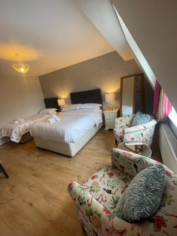 Deluxe Double Room with Shower room - Image 2