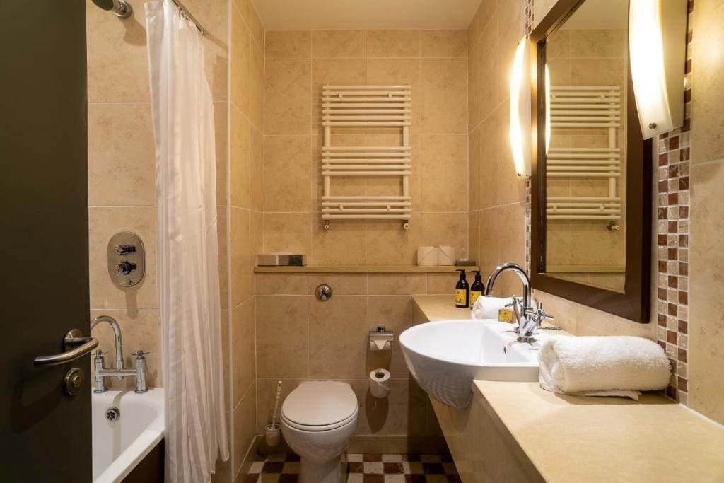 Deluxe Family Room room - Image 3